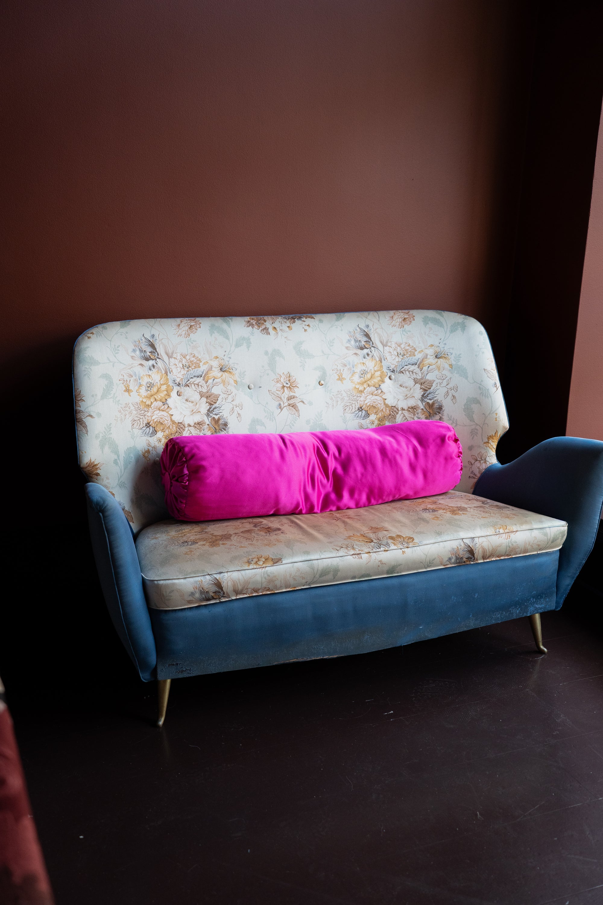 1950s Italian mid-century modern sofa manufactured by ISA Bergamo in the style of Gio Ponti with original floral tapestry and blue upholstery on brass legs.
