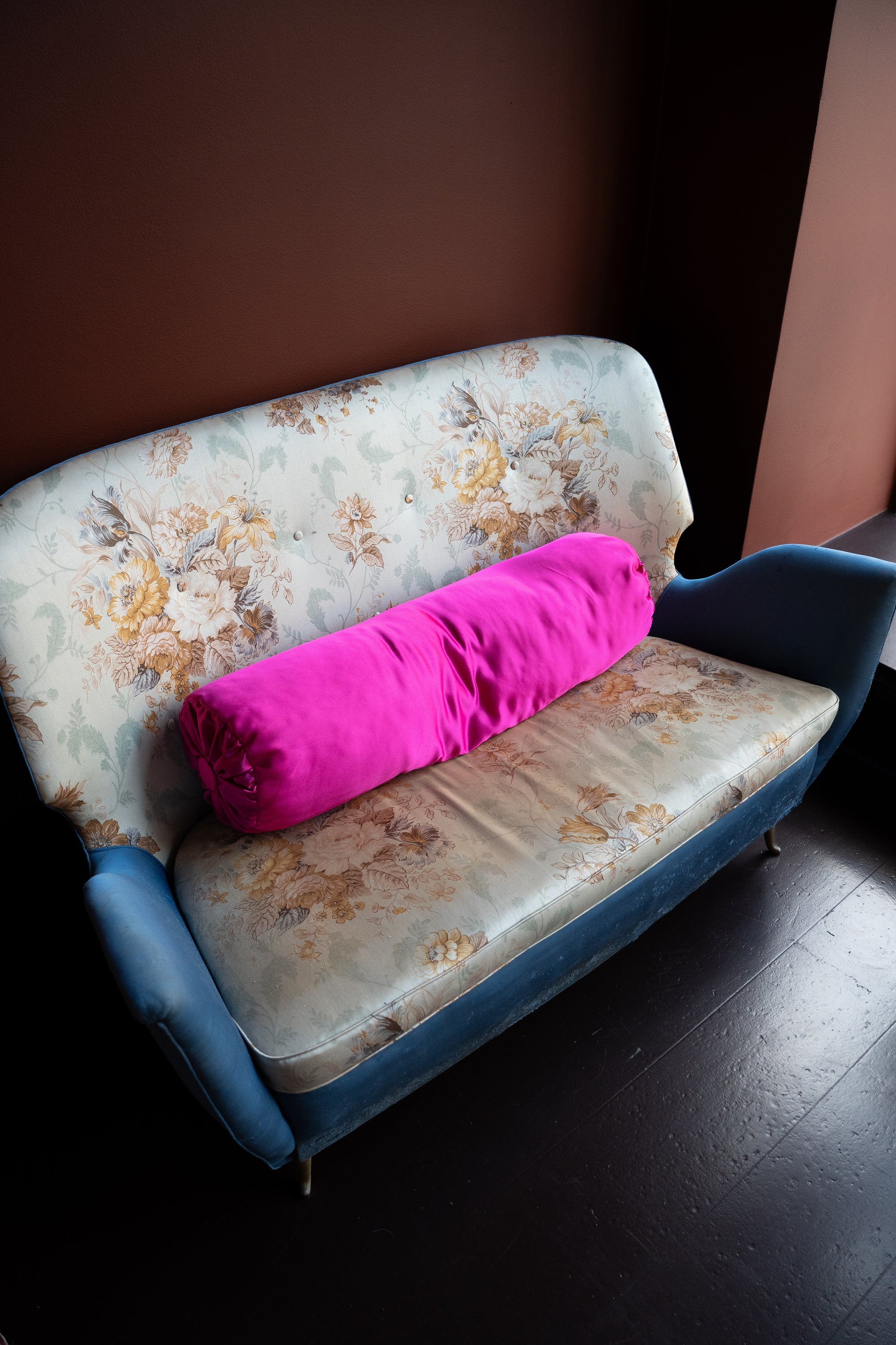 1950s Italian mid-century modern sofa manufactured by ISA Bergamo in the style of Gio Ponti with original floral tapestry and blue upholstery on brass legs.